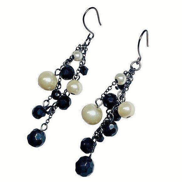 Black & White Pearl Beaded Cluster Dangle Earrings 2.5" Long Gunmetal - Picture 2 of 12